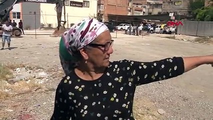 Evlerinin yıkımını engellemek için çatıya çıkıp, tüfekle ateş açtılar