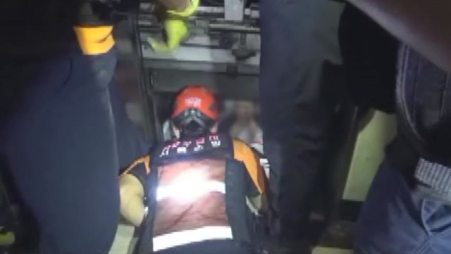 서울 신내동 상가 엘리베이터 추락...인명 피해는 없어 / YTN