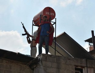 Evlerinin Yıkımını Engellemek İçin Çatıya Çıkıp, Tüfekle Ateş Açtılar