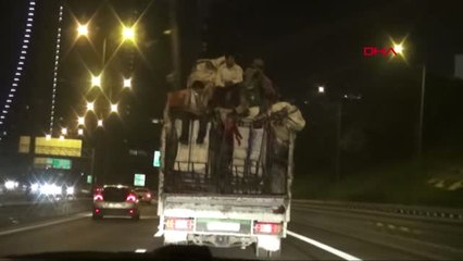 5 Kişinin Hurda Yüklü Kamyonetin Üzerindeki Tehlikeli Yolculuğu Kamerada