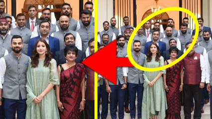 Anushka Sharma trolled by Fans for Posing with Team India | FilmiBeat