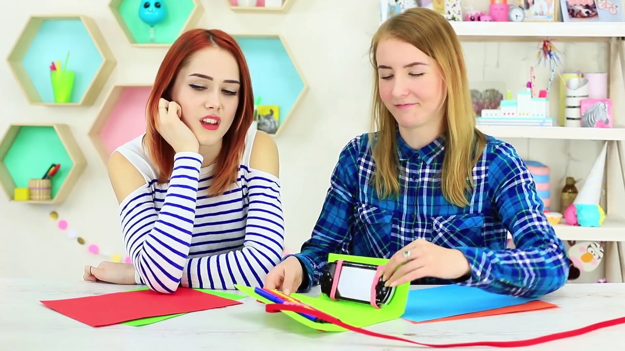 10 IDÉES BIZARRES POUR INTRODUIRE DES GADGETS EN CLASSE   BLAGUES A FAIRE EN COURS | Troom Troom FR