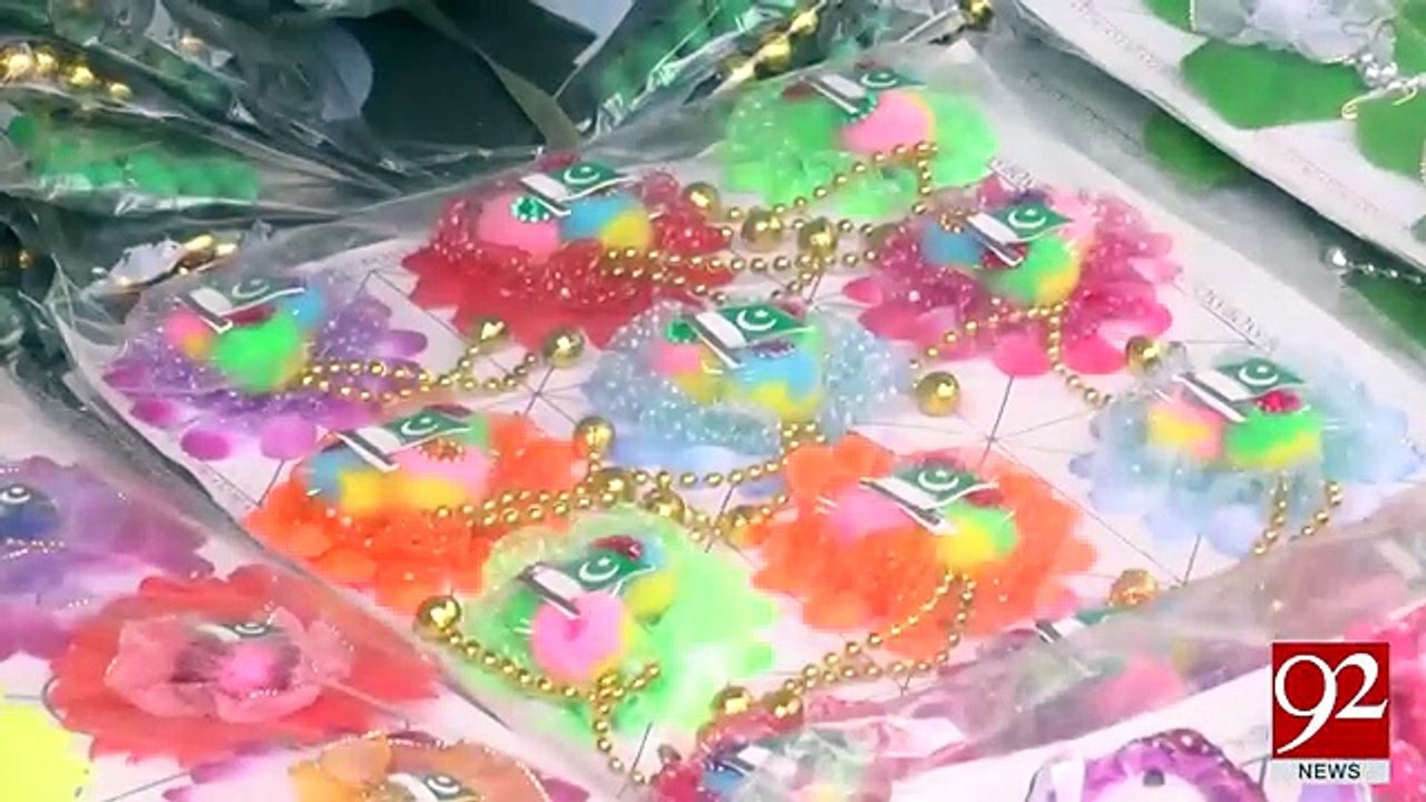 Jhang  People buying green and white clothes ahead of Independence Day  8 August 2018