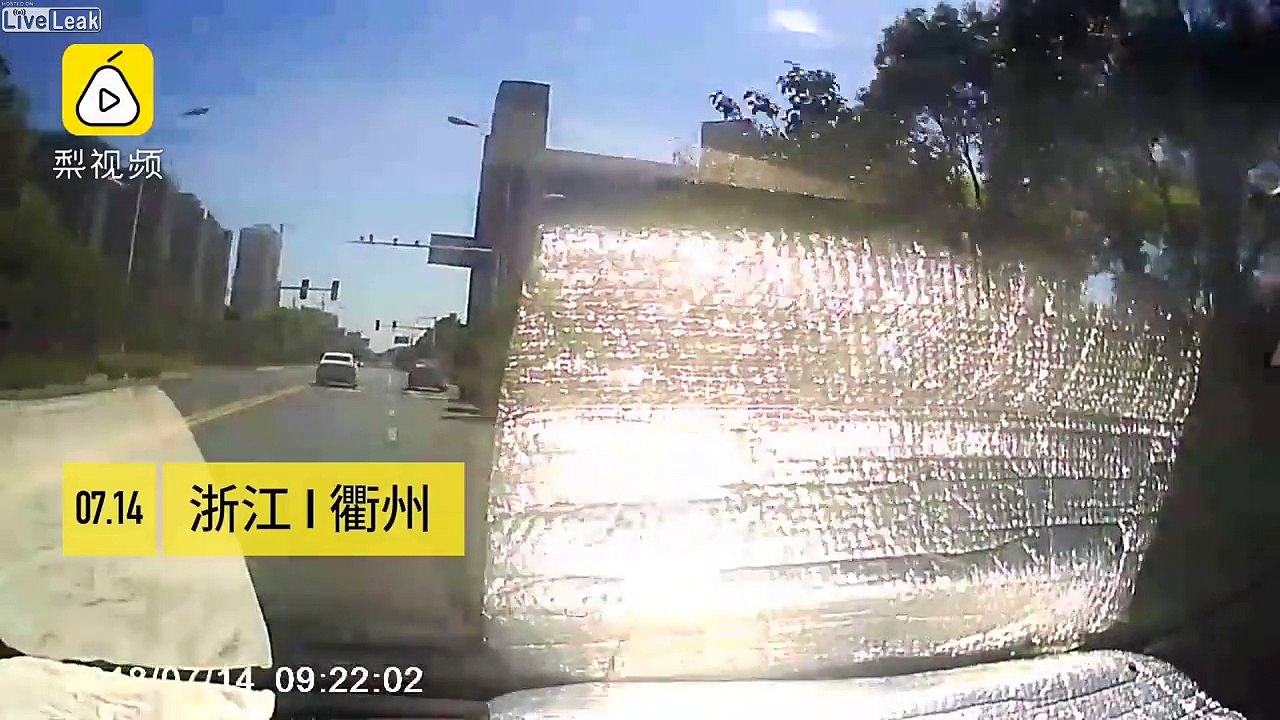 Aveuglé par un reflet du soleil il rentre dans un scooter en voiture !