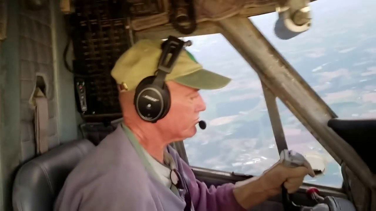 Cet avion rattrape les parachutistes qu'il a largué !