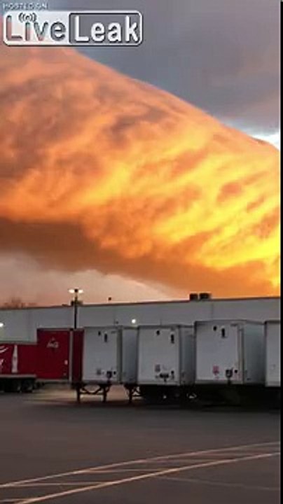 Ce nuage ressemble à une coulée de lave dans le ciel !