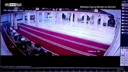 نجاة مصلون في جامع بإندونيسيا قبل لحظات من إنهيار سقفه عليهم