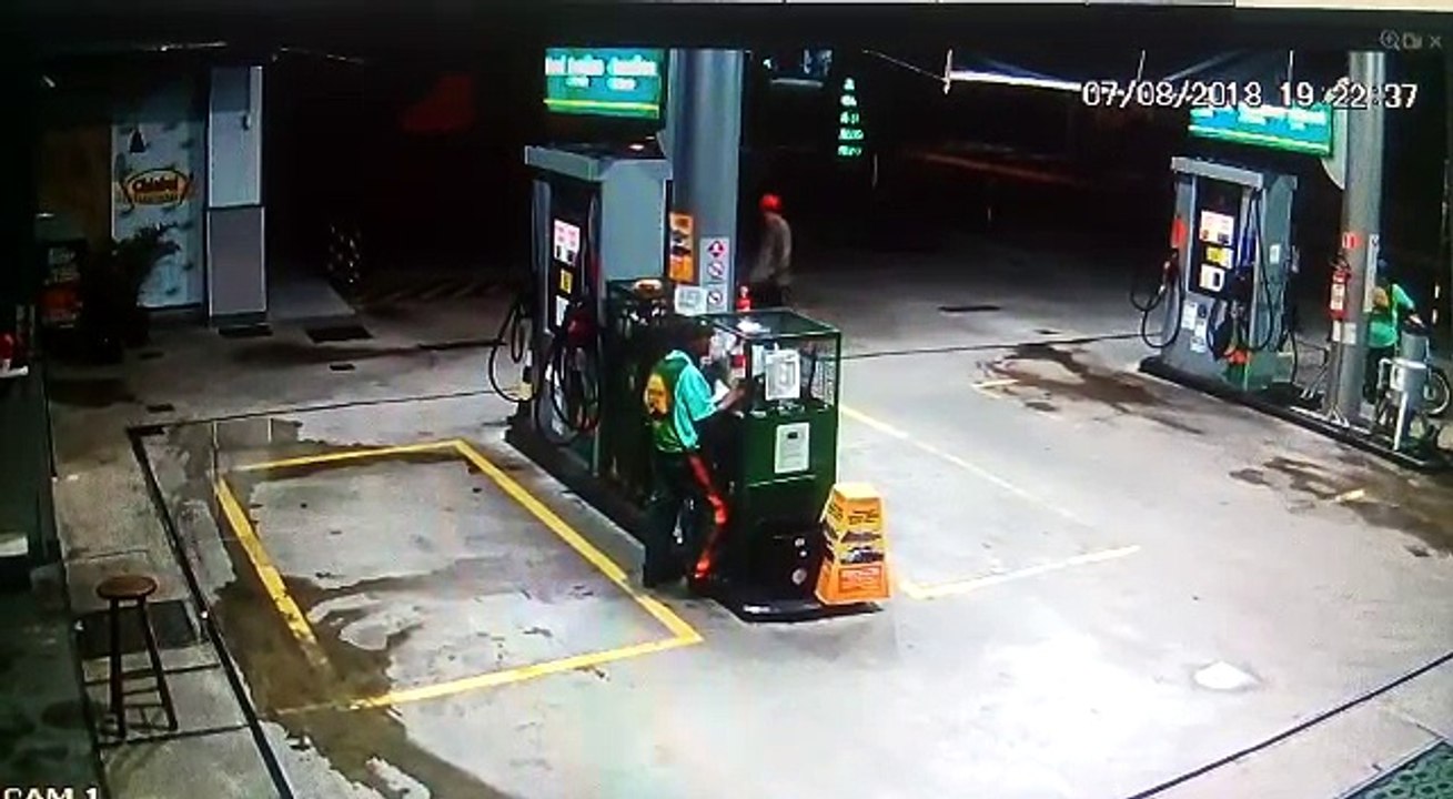 Assaltantes roubam posto de gasolina na Avenida...