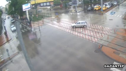 Sola Dönüş Yasağına Uymayan Aracın Kaza Anı Kamerada