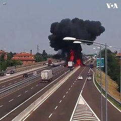 تانکر موتر تیل در یکی از شاهراه های ایتالیا پس از تصادف با موتر دیگری موجب انفجار موتر و آتش سوزی بزرگی در این شاهراه شد. در این حادثه دو نفر جان خود را از دست