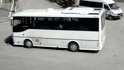 Midibüsün Vatandaşa Çarpması ve Vincin Devrilme Anları Saniye Saniye Kamerada
