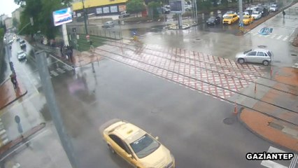 Sola dönüş yasağına uymayan aracın kaza anı kamerada