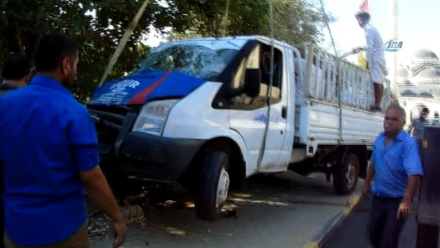 Freni boşalan kamyonet mezarlığa girdi