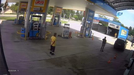 Akaryakıt istasyonunda dehşet anları kamerada... Arabasını yıkamayan lastikçiyi kurşun yağmuruna tuttu