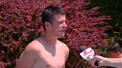 Qytetarët vërshojnë pishinat dhe liqenet