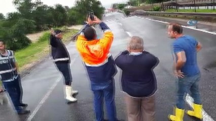 Sel sonrası yolun çökme anı kamerada
