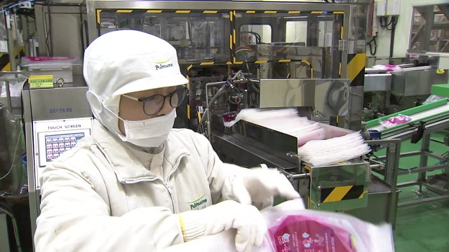 더울 틈도 쉴 틈도 없는 얼음 공장... 24시간이 모자라 / YTN