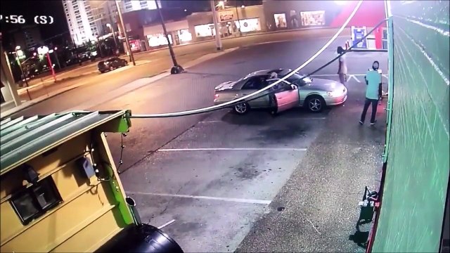 Il détruit la voiture d'ne femme simplement parce qu'elle a refusé de lui donner son numéro