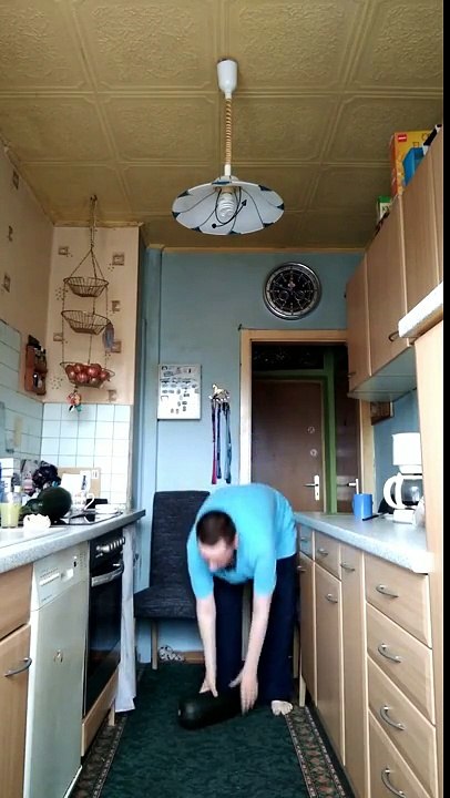 ZucchiniJohann Spuckt auf Pep in die Küche