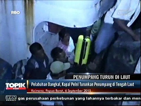 Pelabuhan Dangkal, Kapal Pelni Turunkan Penumpang di Tengah Laut