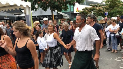 Ambiance bretonne devant le bar La truie et sa portée