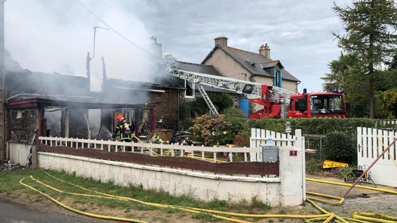 Un pavillon ravagé par les flammes