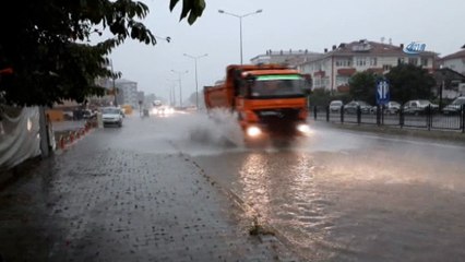 Sağanak nedeniyle cadde ve sokaklar göle döndü