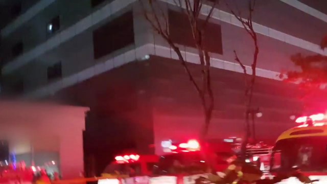 서울 봉천동 주상복합 아파트 불...6명 대피 / YTN