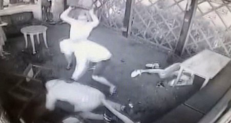 İngiltere'de İki Grup Arasından Çıkan Kavga Kameralara Saniye Saniye Yansıdı!
