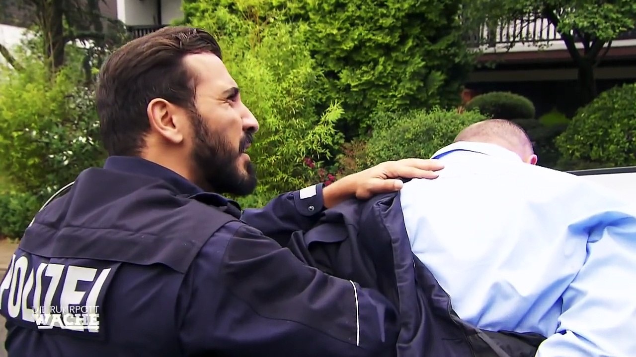 Polizei-Skandal! Fake-Polizisten schnappen sich Kinder | Can Yildiz | Die Ruhrpottwache | SAT.1 TV