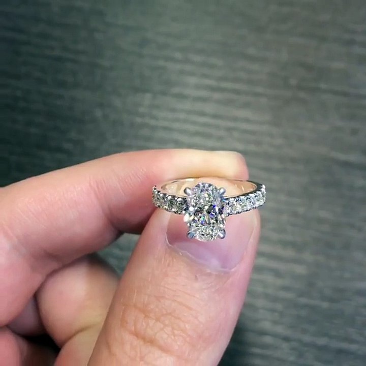 Oval Diamond Engagement ring