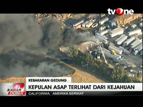 Kebakaran Hanguskan Sebuah Gedung di California