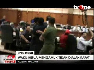 Descargar video: Bercelana Pendek, Wakil Ketua DPRD Ini Mengamuk di Rapat