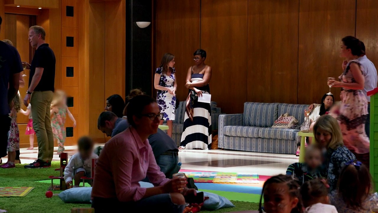 EXCLU AVANT-PREMIERE - Capital (M6): La salle de séminaire d'un hôtel de luxe se transforme en air de jeux pour les enfants des riches client - Regardez