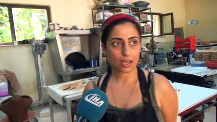 Suyun üstünde topraklı sergi