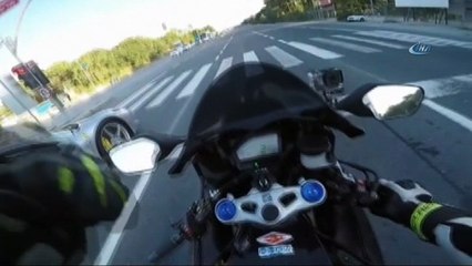 Tek tekerlek üzerinde giden motosikletli, Acun Ilıcalı’ya yakalandı