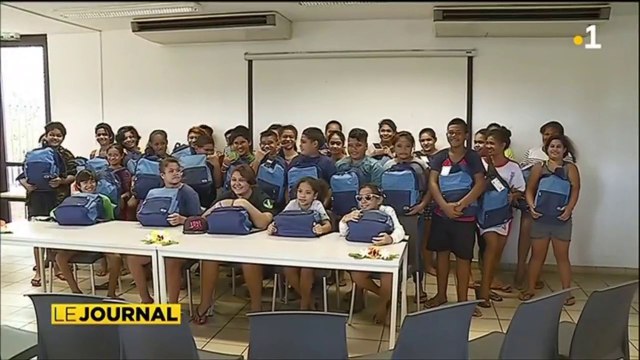 Distribution de cartables à Faa’a