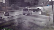 Otomobille kamyonetin çarpıştığı kaza kamerada