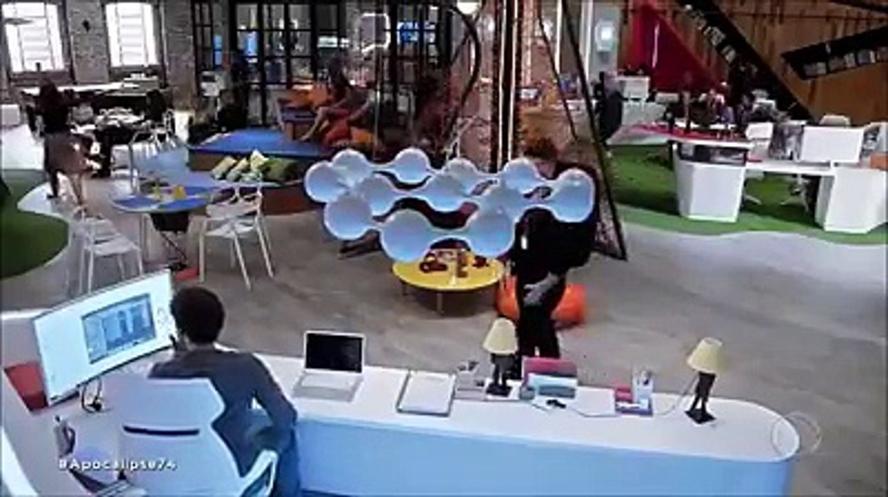 Sofrendo com a ausência de Zoe, Benjamin age grosseiramente com André e com os demais funcionários de sua empresa. Continue ligado nas emoções de #Apocalipse: d