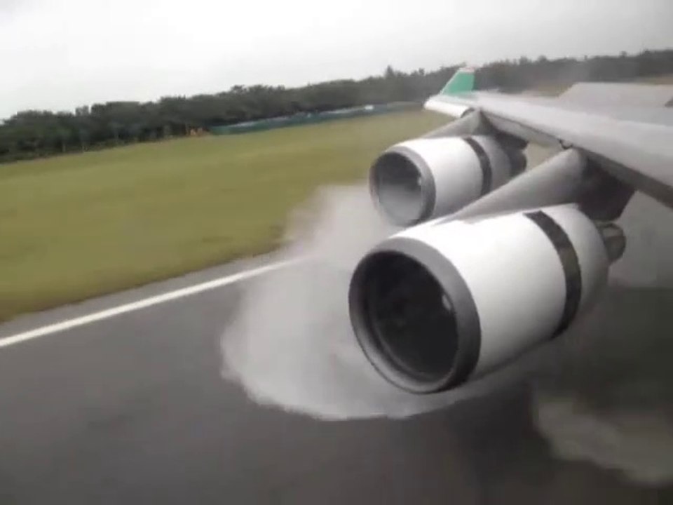Inversion de poussée impressionnante d'un avion Boeing 747 qui atterrit.