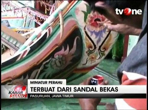 Nelayan Ini Ubah Sandal Bekas Jadi Miniatur Perahu