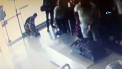 Uçağa binmek isterken üzerindeki uyuşturucu ile yakalandı... Şüpheli şahıs güvenlik kamerasında