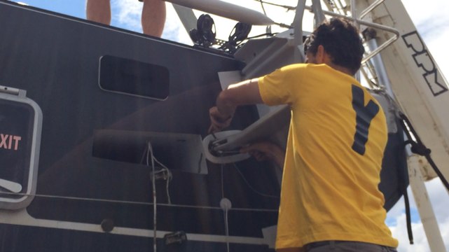 Mise à flot du voilier Café joyeux réparé par le chantier naval V1D2, mercredi 8 août 2018