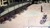 Sitenin bahçesindeki bisikletin çalınma anı kamerada
