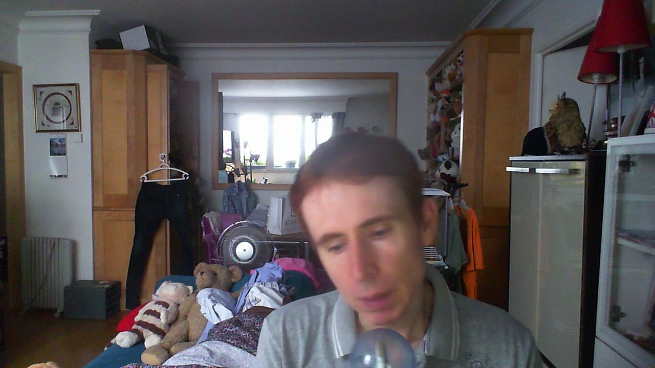 Wiwi égratigne "la saison des mouches" des Objets