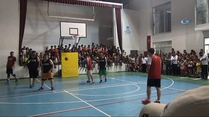 Terör mağduru Şırnaklı çocuklar, akrobasi basketbol gösterisinde gönüllerince eğlendi