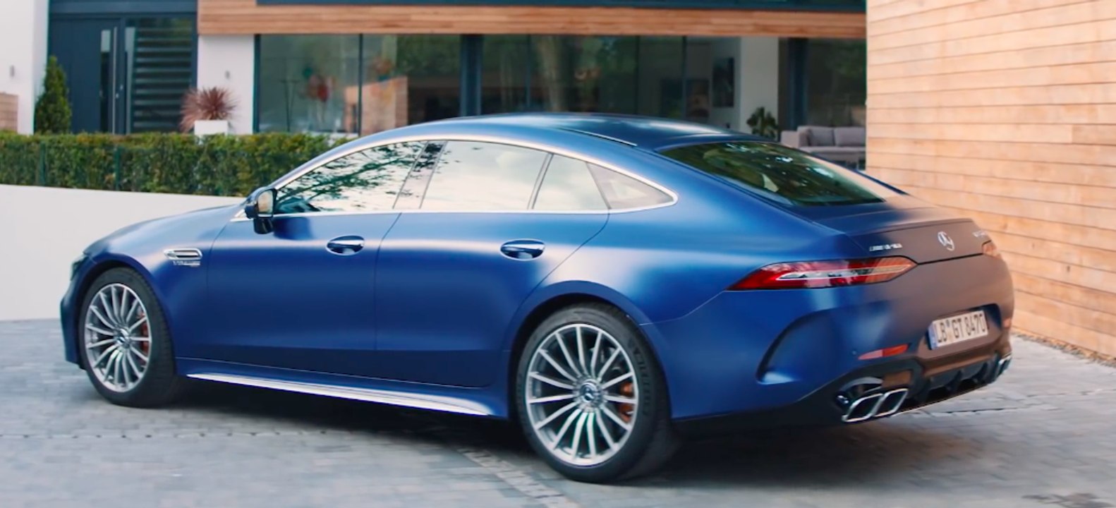 VÍDEO: Mercedes-AMG GT 4-Door Coupé, la carrera más loca de Lewis Hamilton