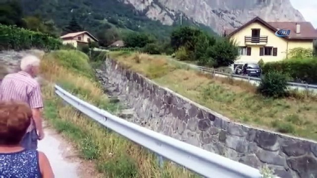 - İsviçre'de Köyü Sel Suları Bastı