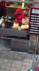 Kürdanı sokup sokup çıkardı