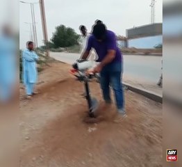 کراچی میں شجر کاری کے لیے مشینری کا استعمال